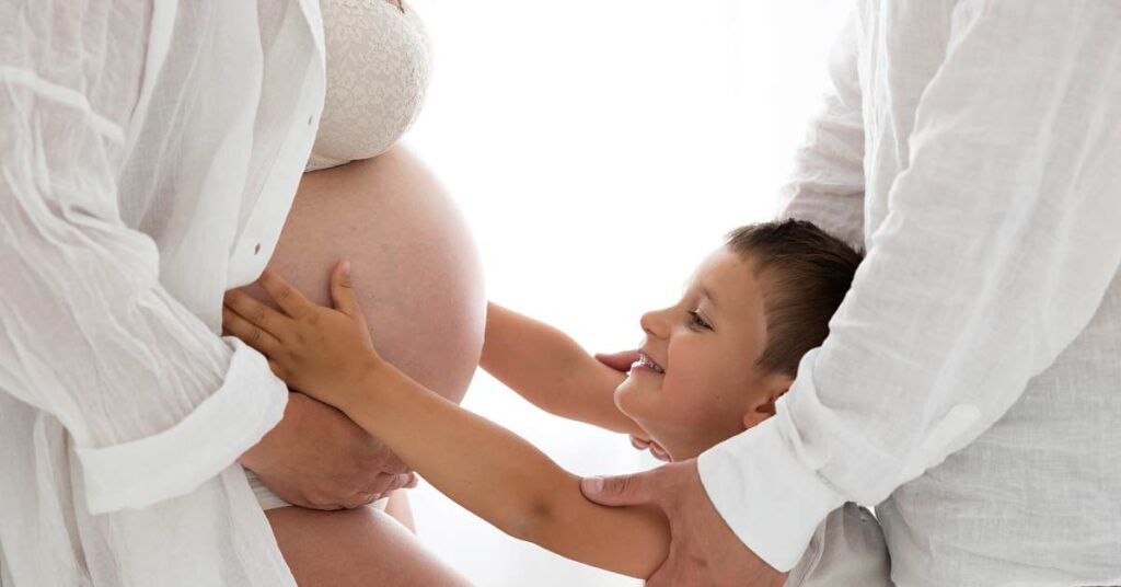 big brother touching mum'a pregnant belly